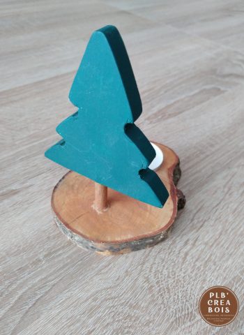 petit sapin en bois avec bougie